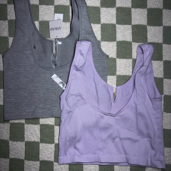 V-Neck Camis Cropped Tanks - Picture 2 of 2